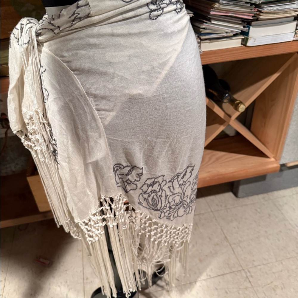 Anna Sui O'Neill Ivory & Black Floral Fringe Wrap Scarf - Picture 10 of 11